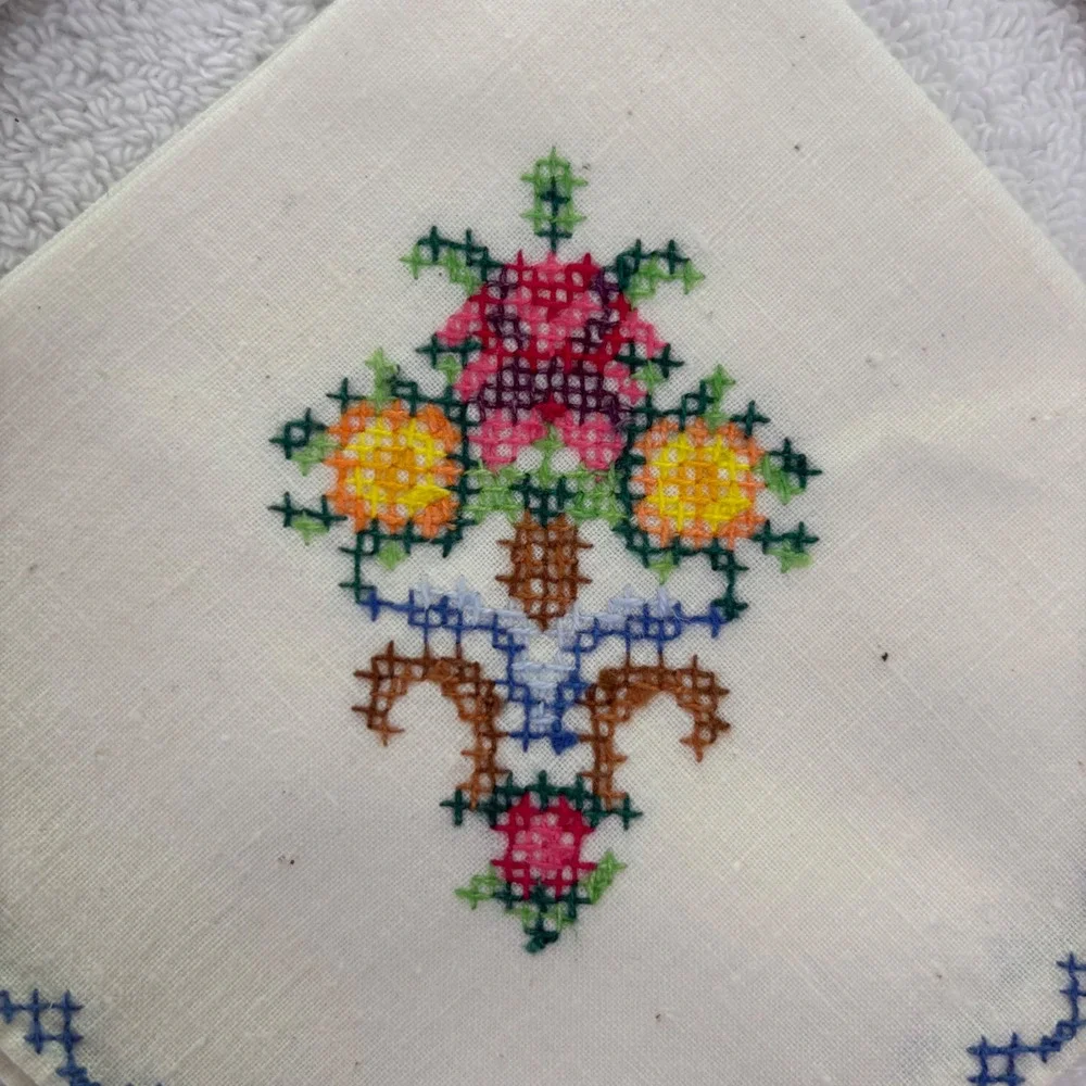 Set‎ of 3 Embroidered Handkerchiefs Floral Design Blue Scalloped Edge